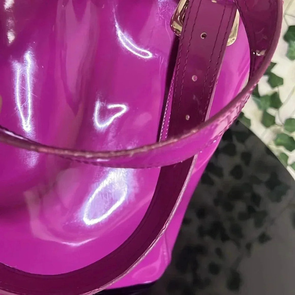 Ted Baker bag in beautiful purple. floral lining with snap closure - Picture 8 of 12